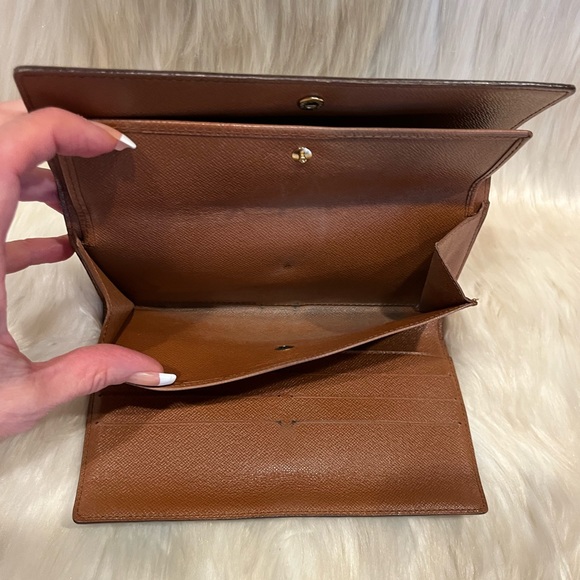 Louis Vuitton Monogram International Wallet - Picture 8 of 15